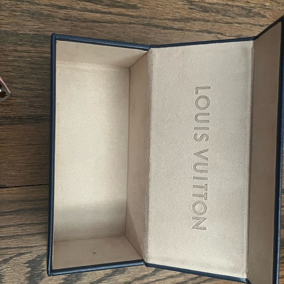 Louis Vuitton sunglasses Case with Louis Vuitton Dust Bag - Picture 2 of 3